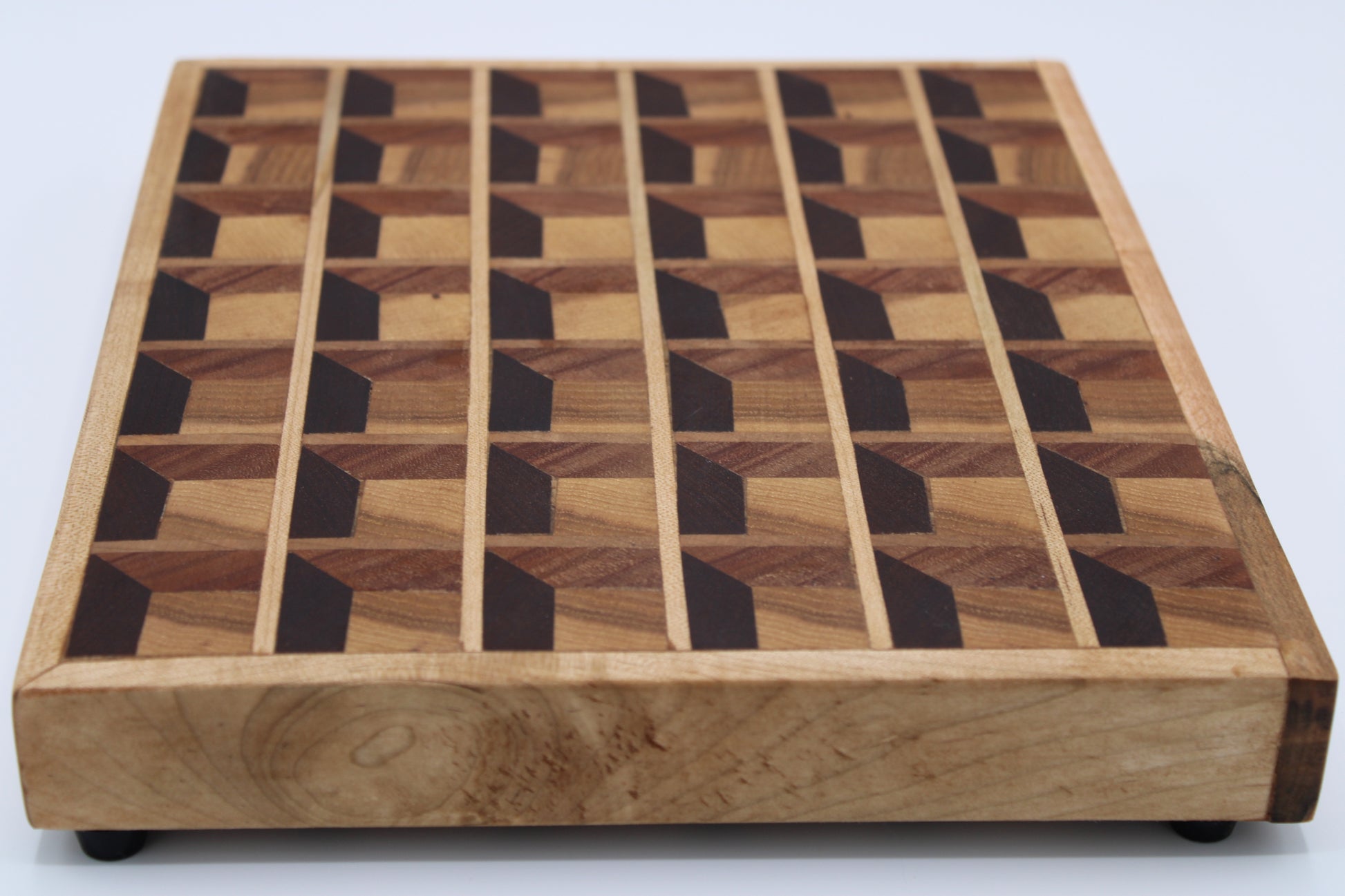 Wood cutting board with three dimensional design