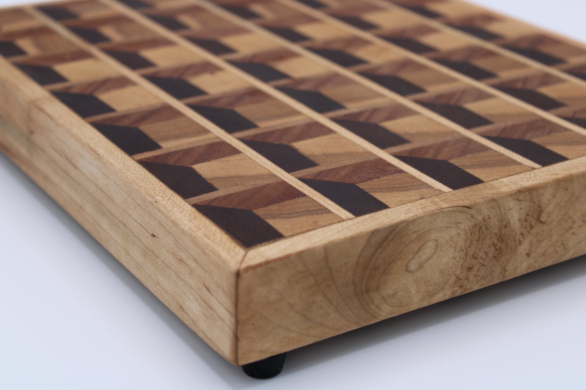 Wood cutting board with three dimensional design