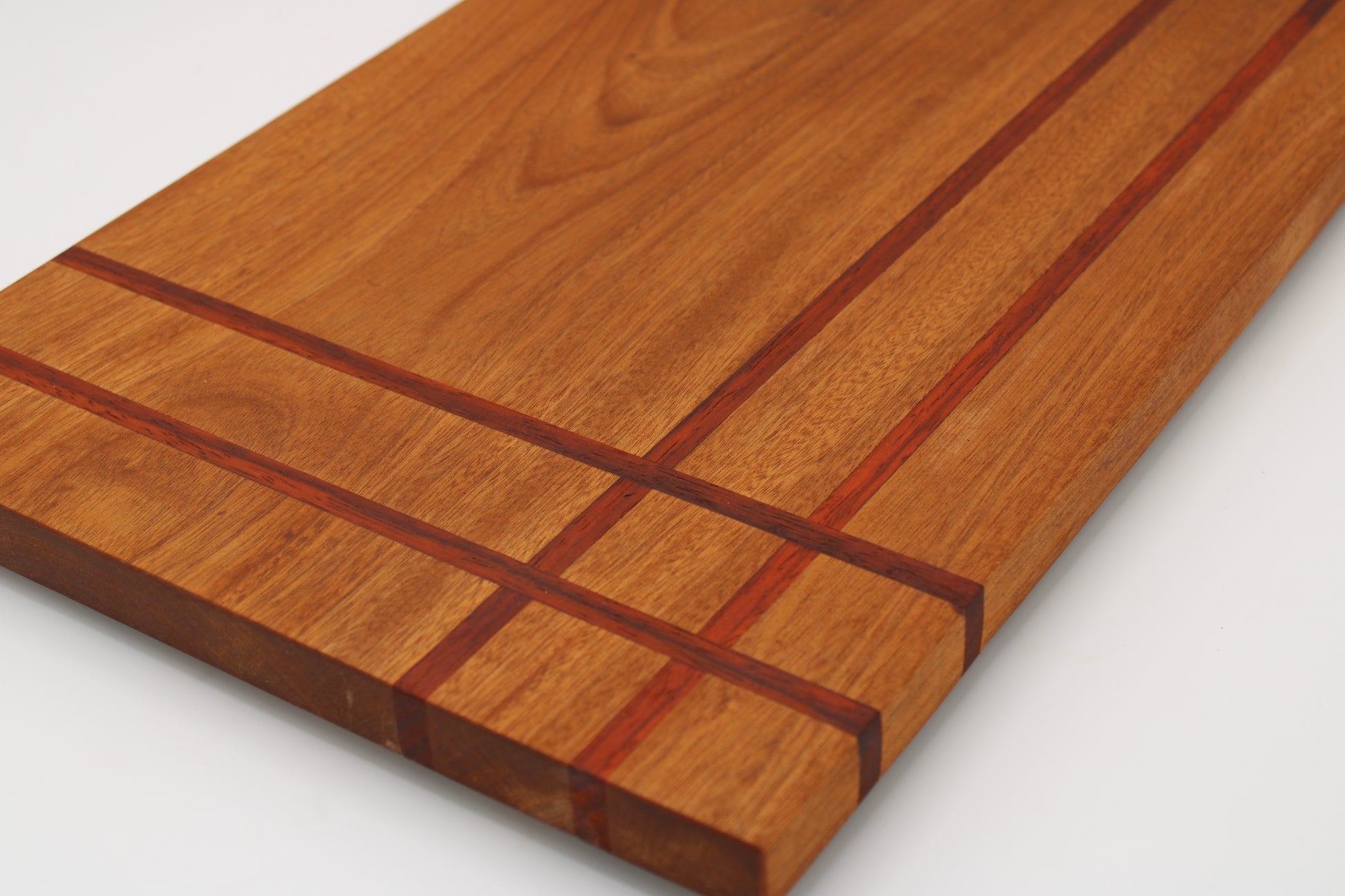 Wood cutting board with corner weave detail