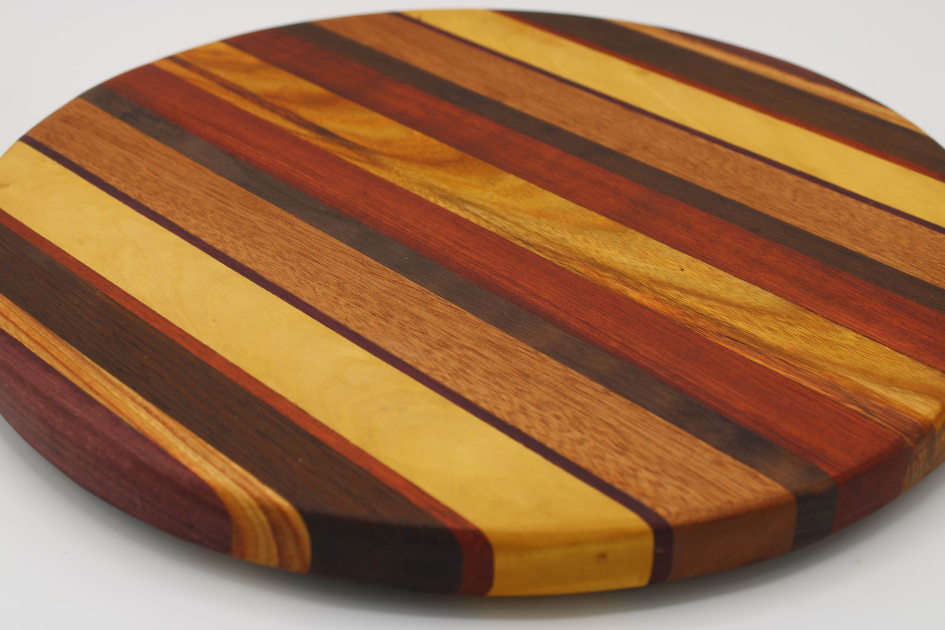 Round wood cutting in multiple colors